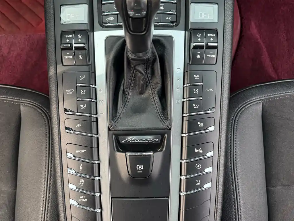PORSCHE MACAN