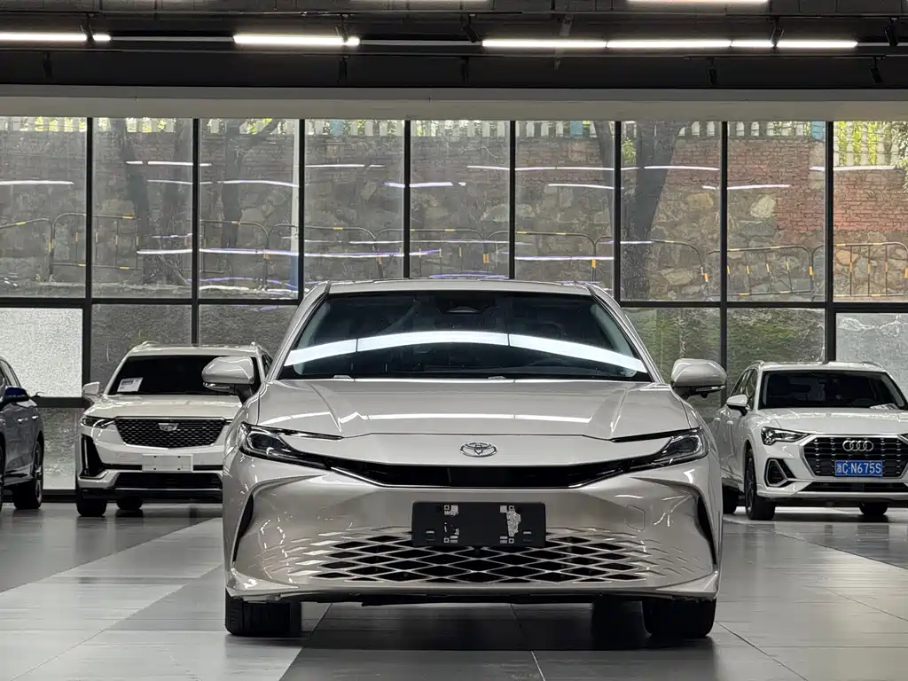 Toyota Camry — миниатюра 2