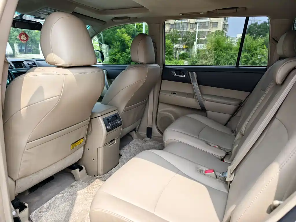 Toyota Highlander 2011 2.7L 7 мест Luxury