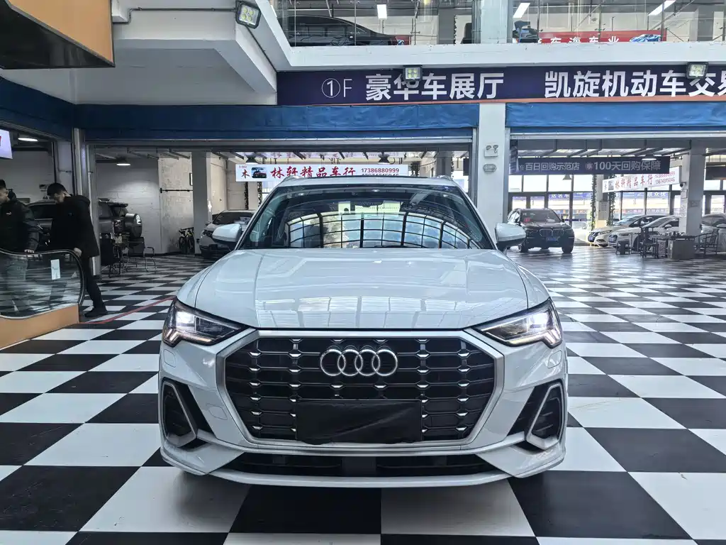 AUDI Q3