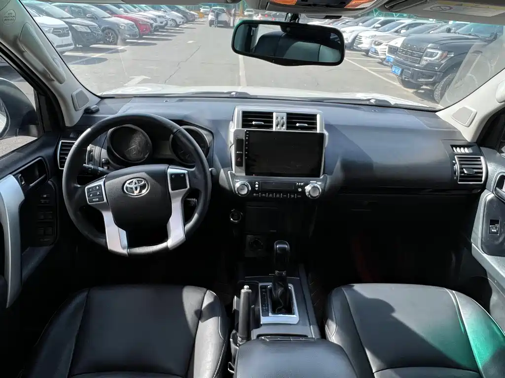 Toyota Land Cruiser Prado 2016 2.7L AT Standard