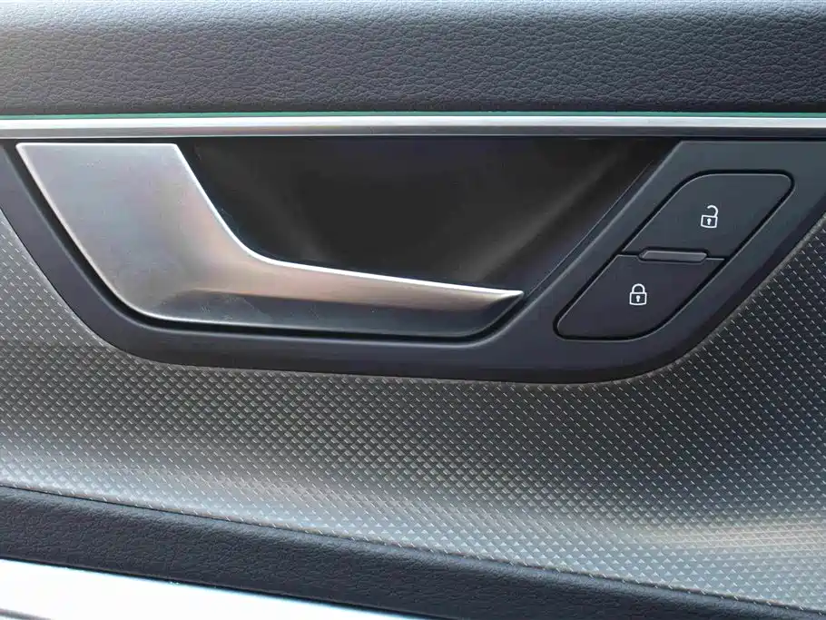 Audi A6L — миниатюра 12