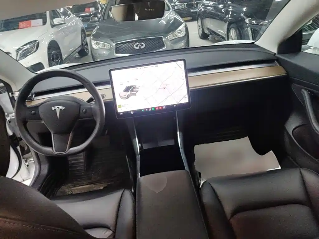 Tesla Model 3 — миниатюра 10