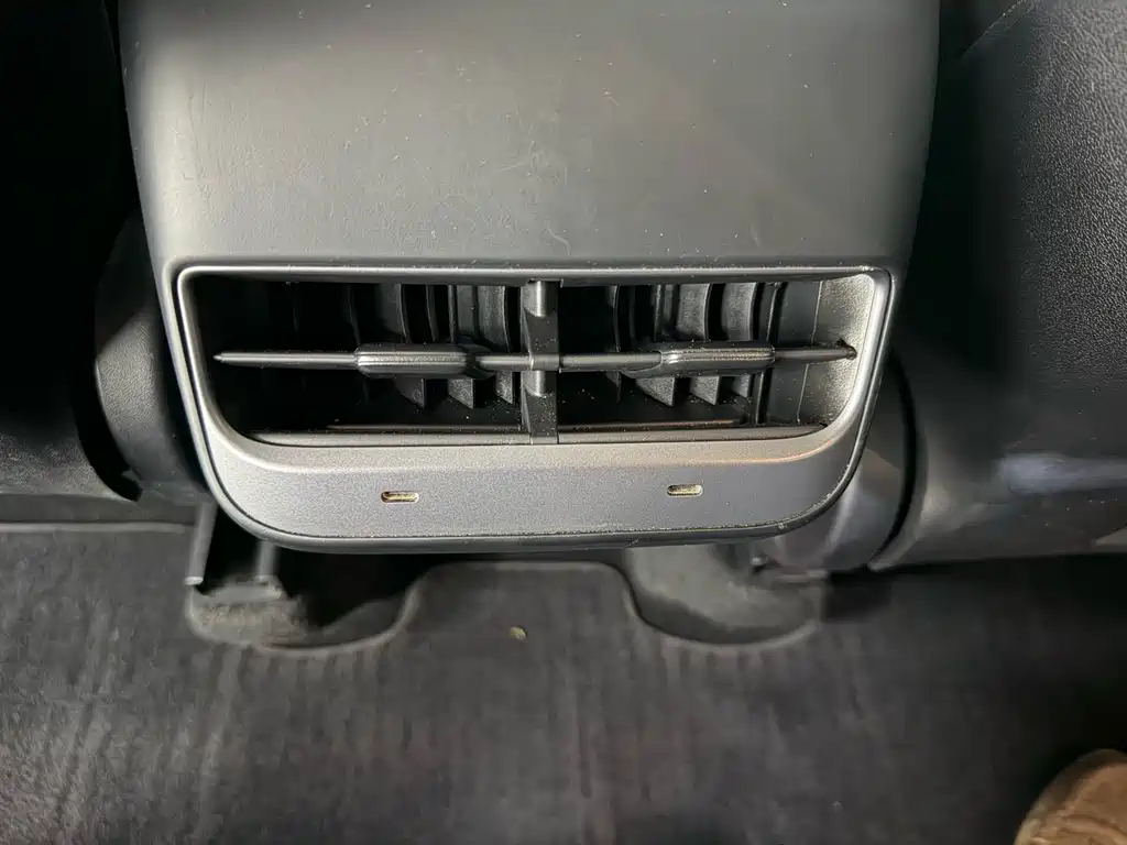 Tesla Model Y — миниатюра 17