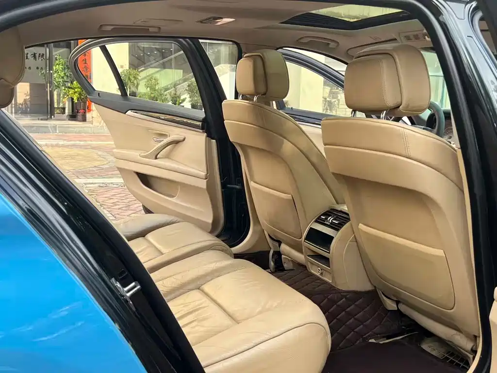 BMW 5 Series — миниатюра 12