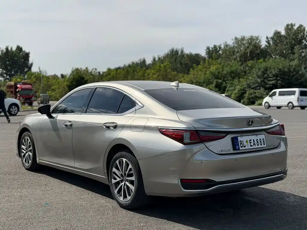 Lexus ES — миниатюра 9