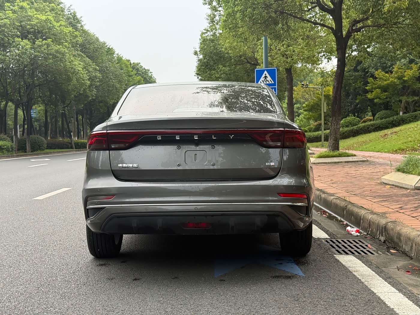 Geely Emgrand 1.5 л 2021 г. Серебристо-серый, пробег 18000 км
