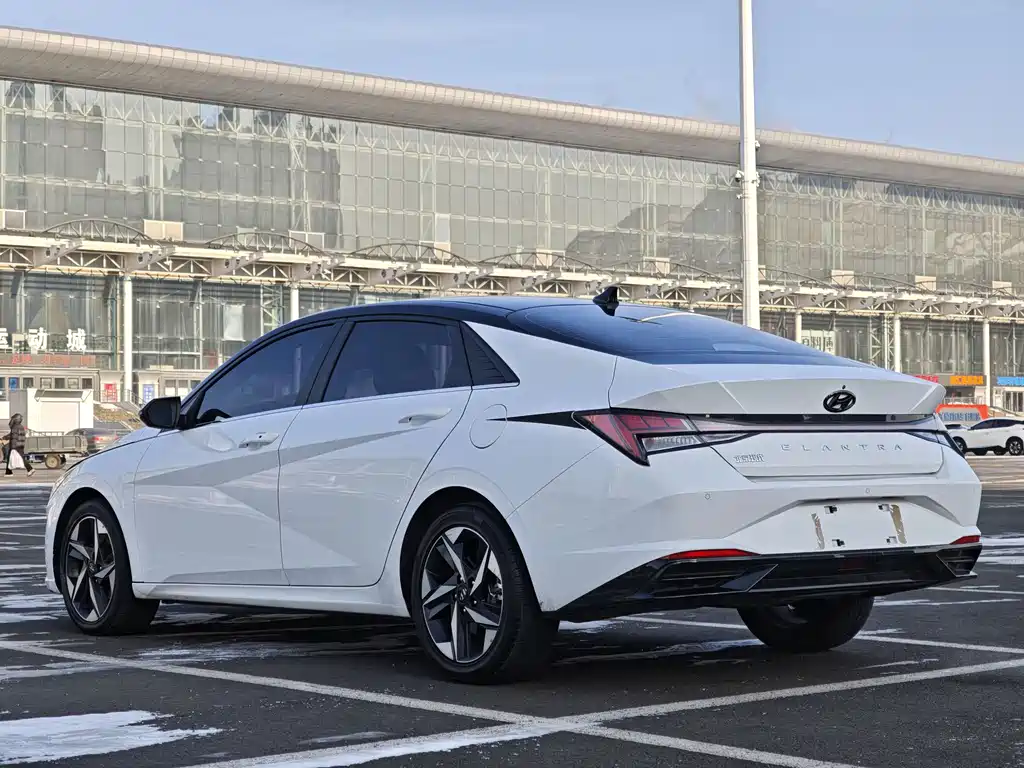 HYUNDAI ELANTRA