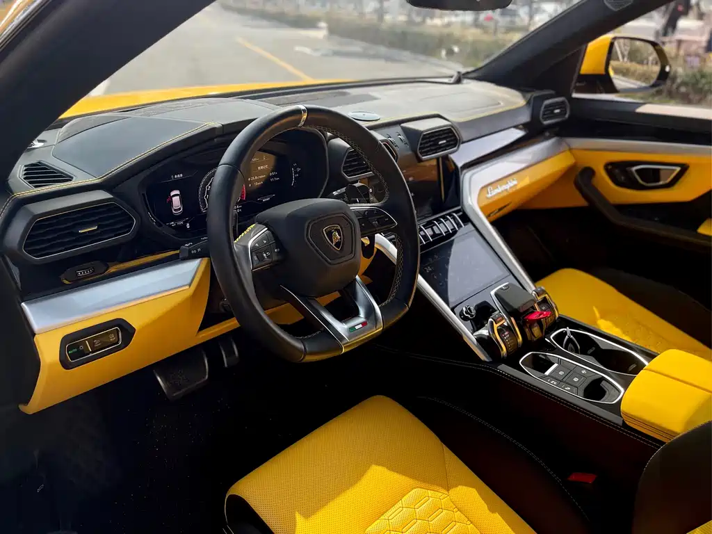 LAMBORGHINI URUS