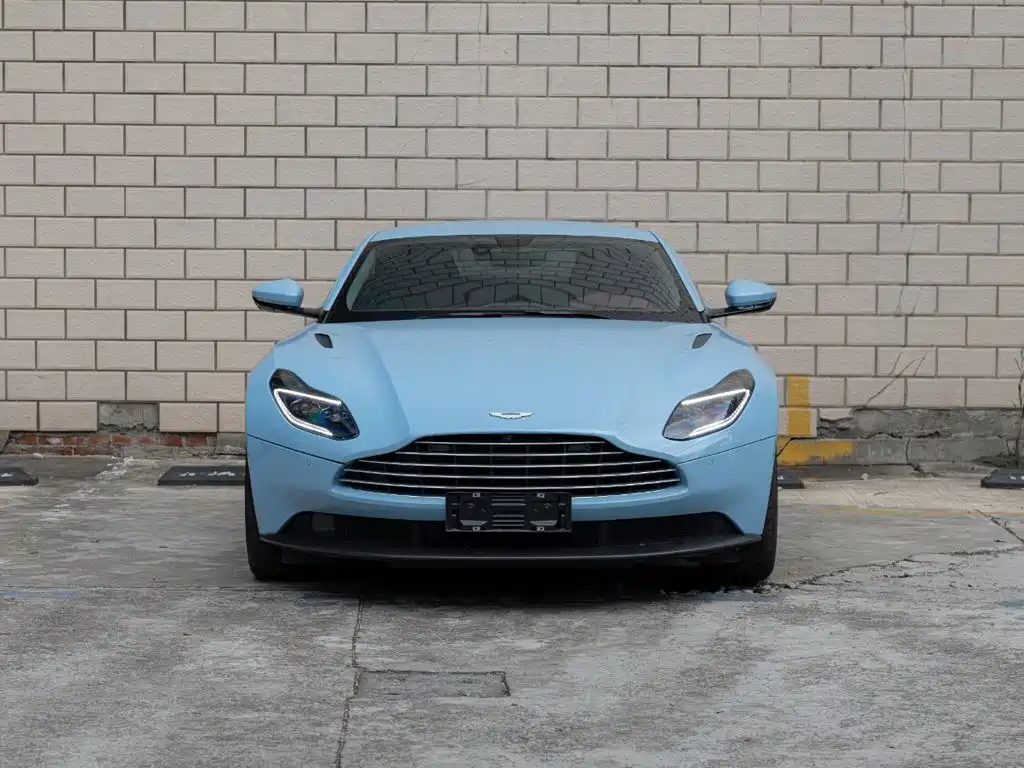 Aston Martin DB11 — миниатюра 2