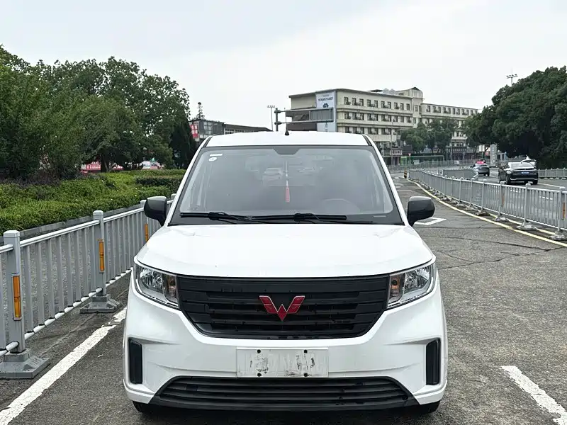 Wuling Hongguang Plus PLUS 2020 1.5L MT 5 мест