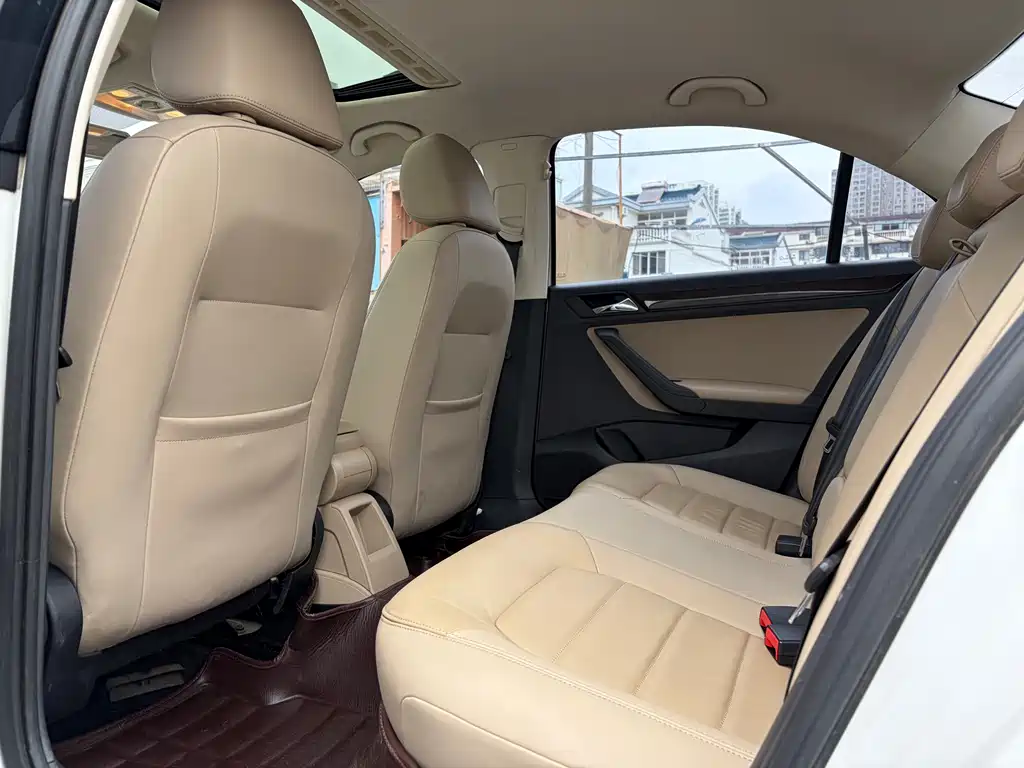 Volkswagen Jetta 2015 1.6L AT Luxury