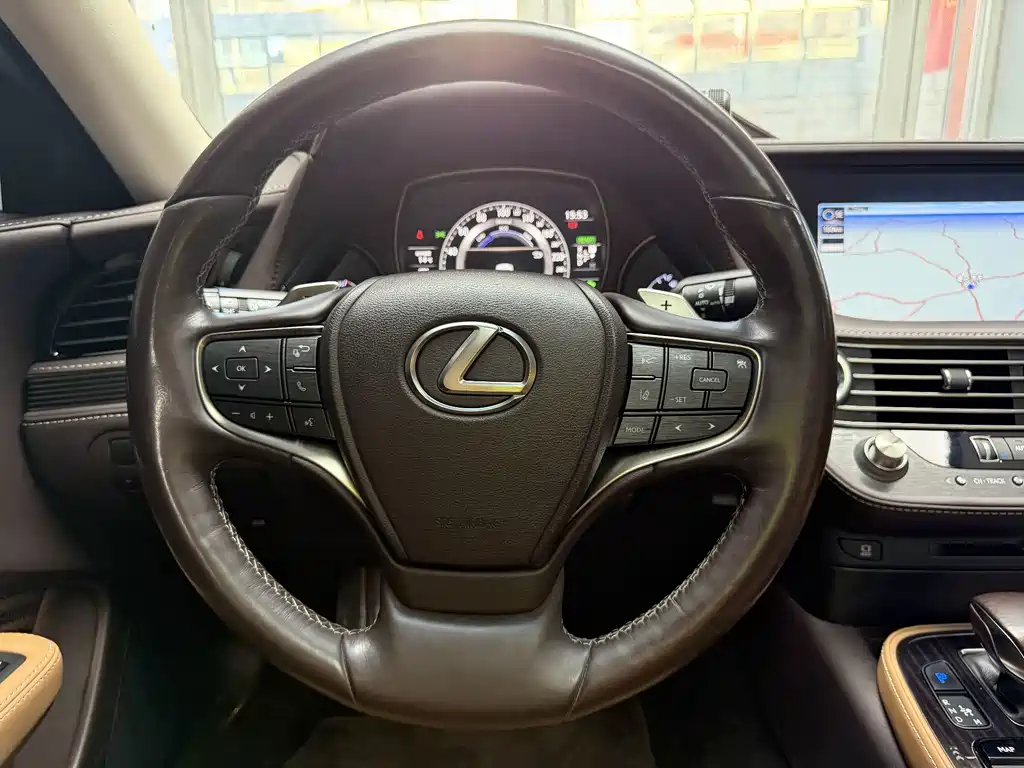 Lexus LS — миниатюра 12