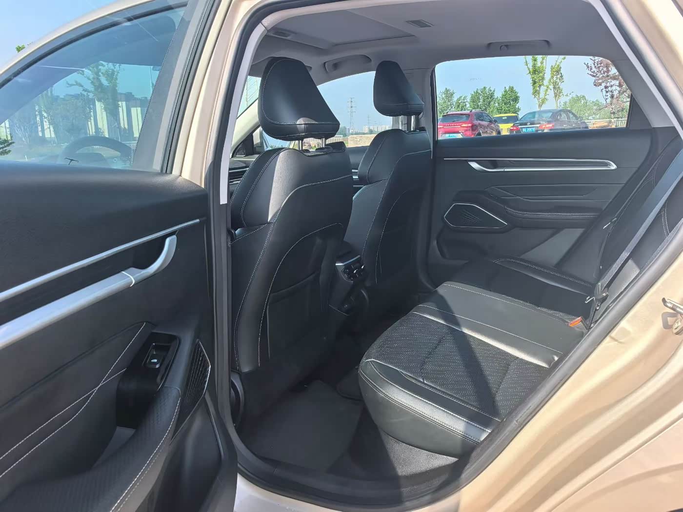 Geely Emgrand 1.5 л 2023 г. Серебристо-серый, пробег 23000 км
