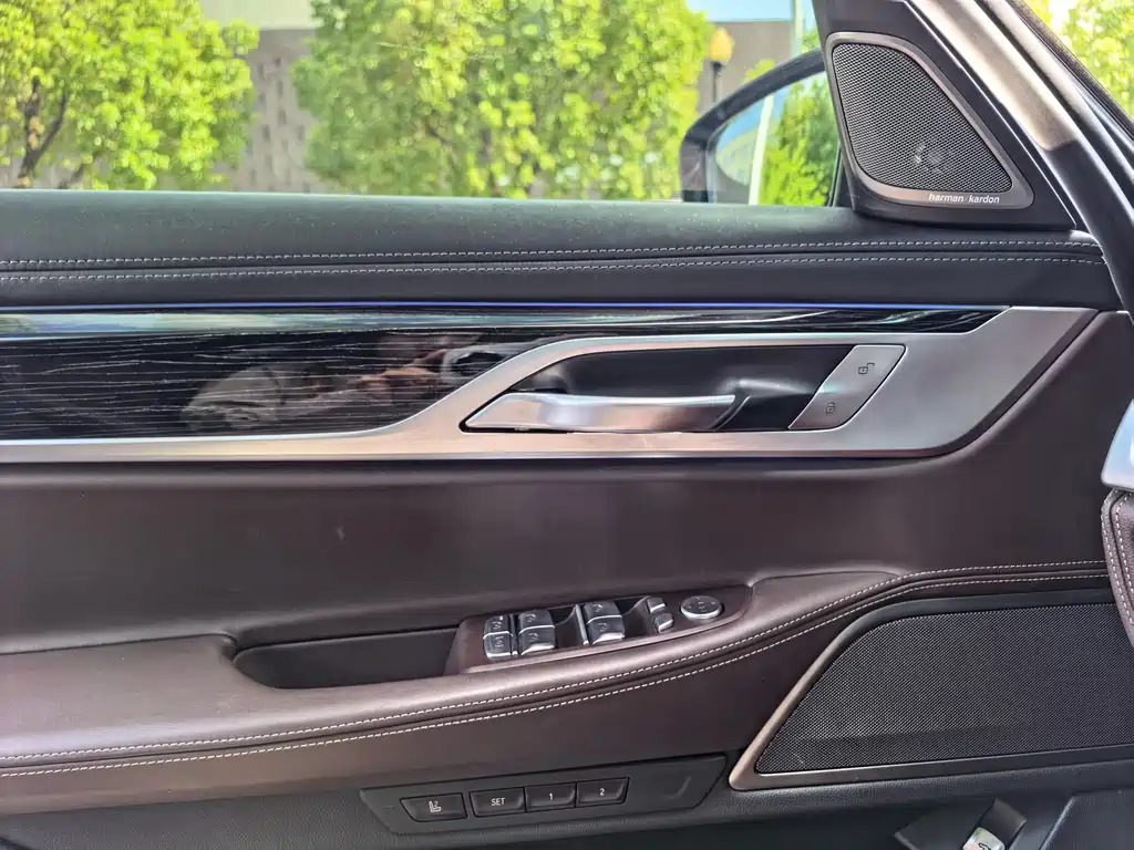 BMW 7 Series — миниатюра 17