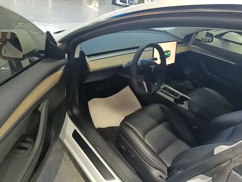 Tesla Model 3 — миниатюра 16