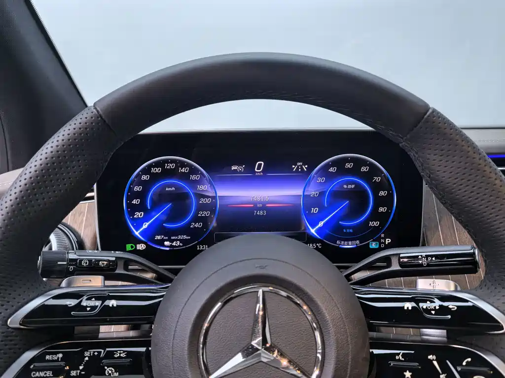 Mercedes-Benz EQE SUV — миниатюра 11