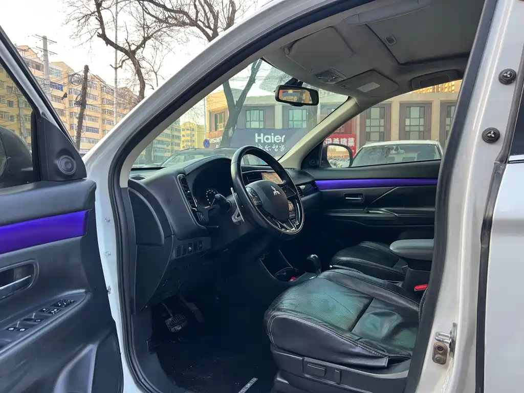 MITSUBISHI OUTLANDER