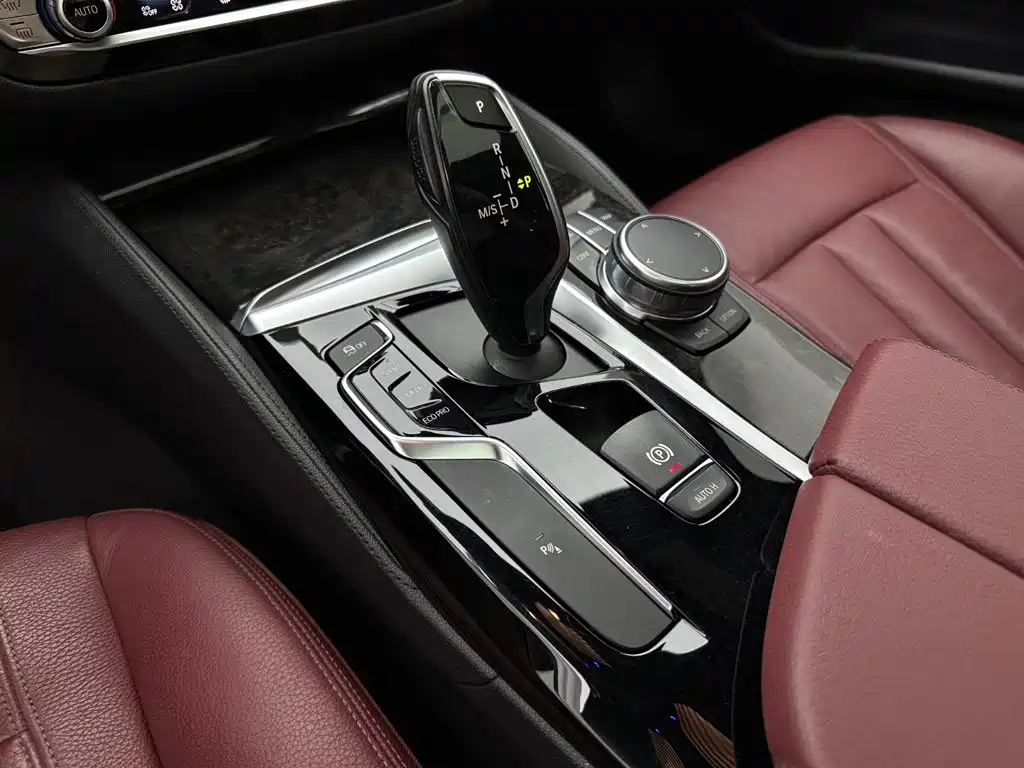 BMW 5 Series — миниатюра 13