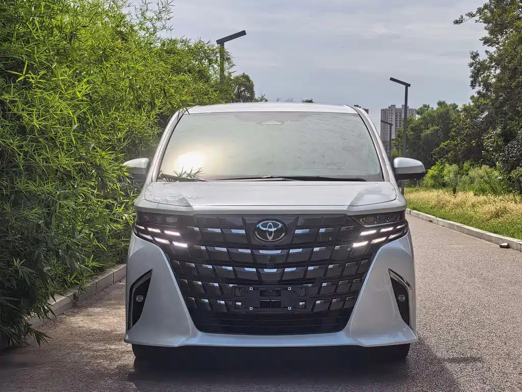 Toyota Alphard — миниатюра 2