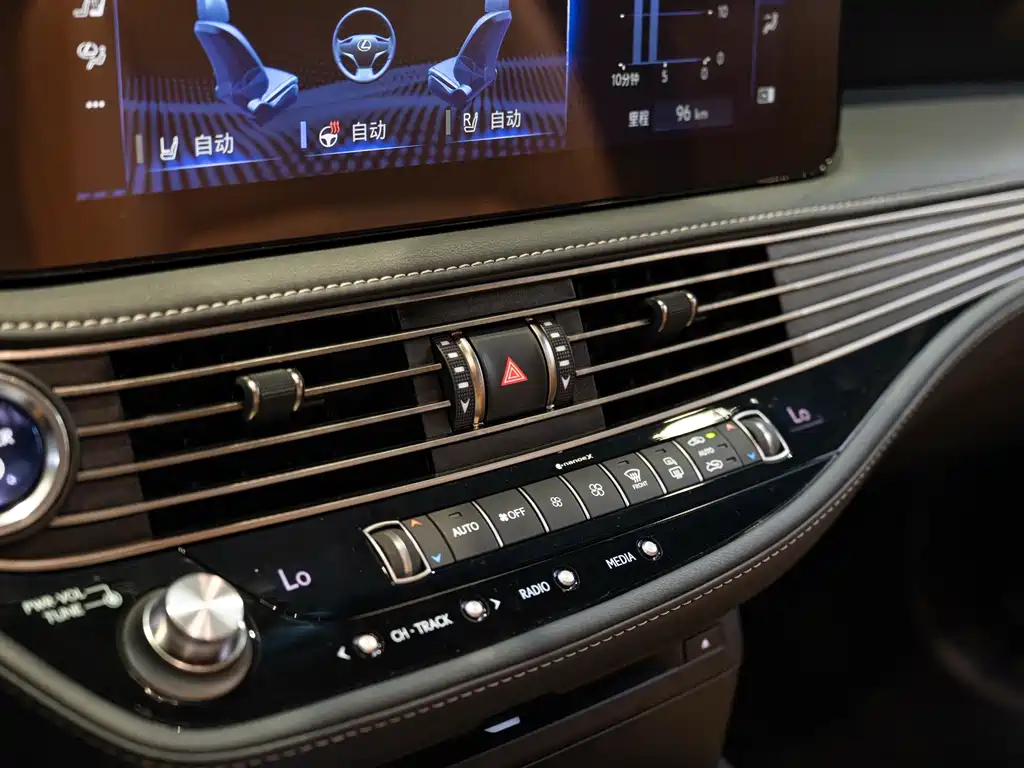 Lexus LS — миниатюра 17