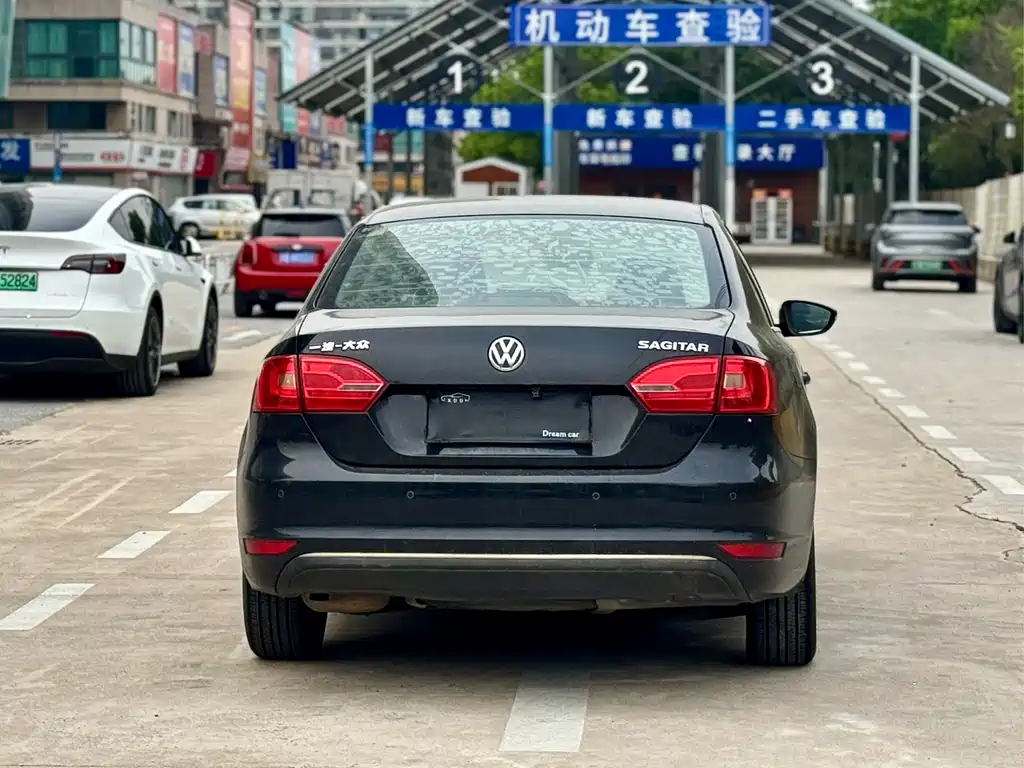 Volkswagen Sagitar 2014 1.6L AT Comfort