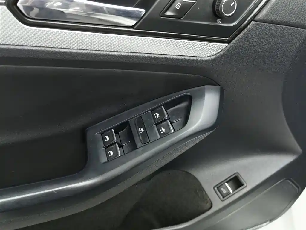 Volkswagen Sagitar 2017 1.6L MT Comfort