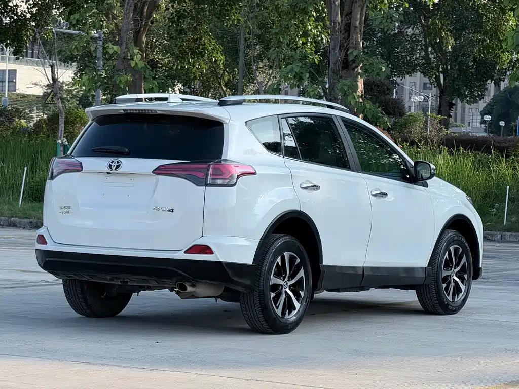 Toyota RAV4 — миниатюра 4