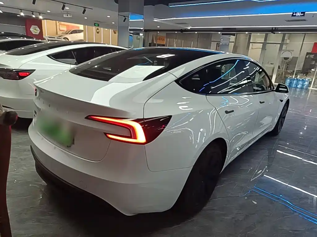 Tesla Model 3 — миниатюра 7