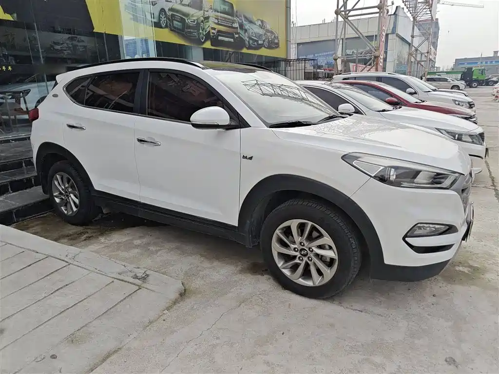 MODERN TUCSON