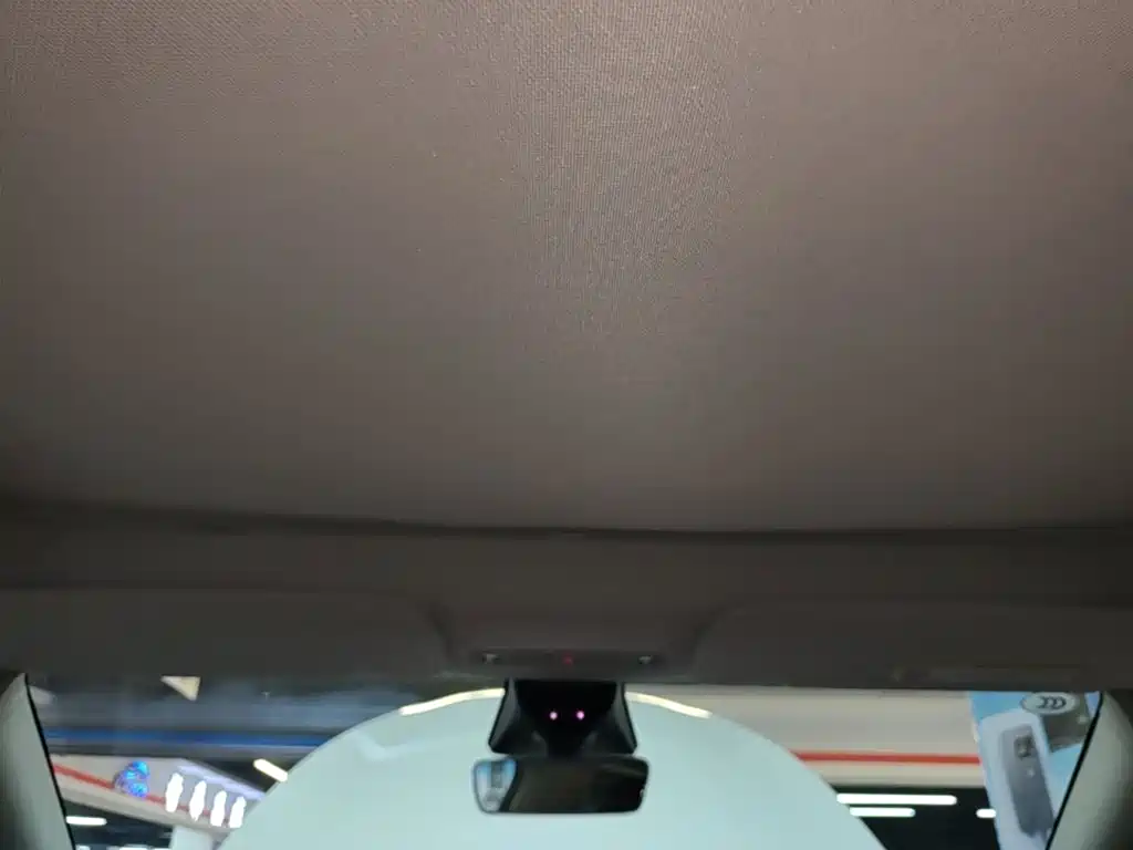 Tesla Model Y — миниатюра 18
