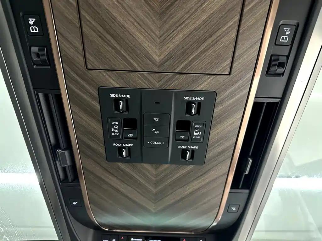 Lexus LM — миниатюра 26