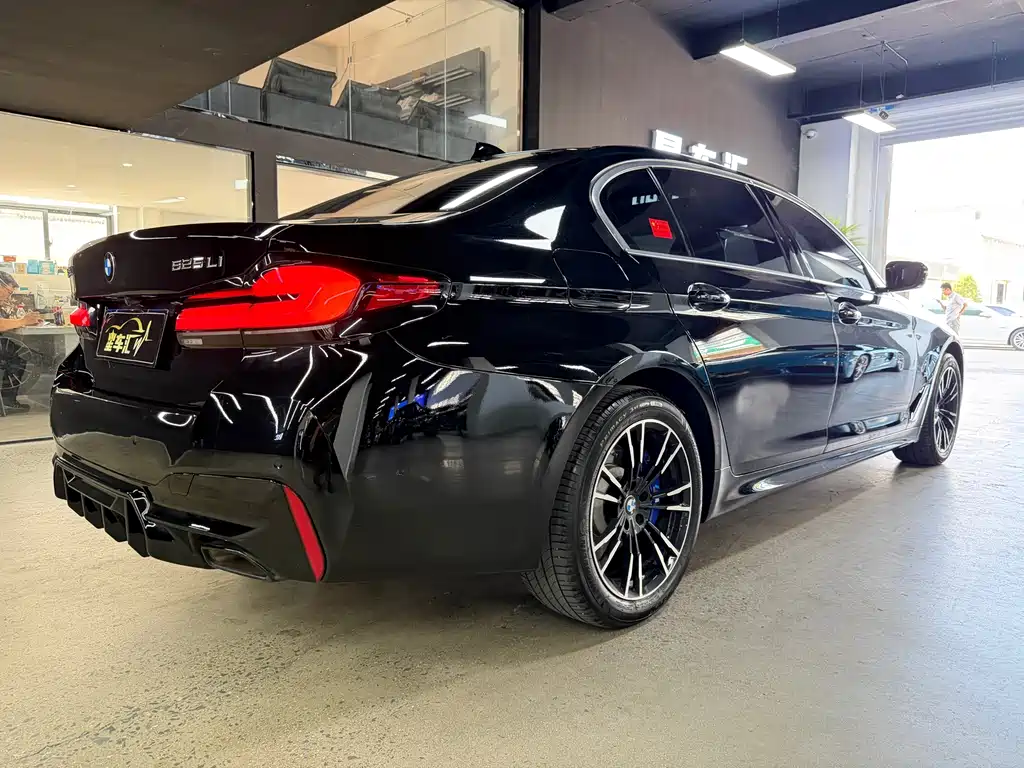 BMW 5 Series — миниатюра 13