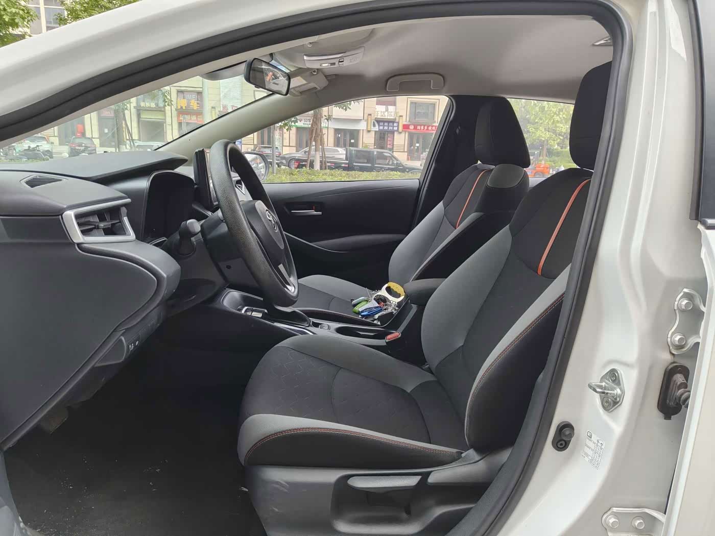 Toyota Corolla 1.2 л 2023 г. Белый, пробег 43000 км