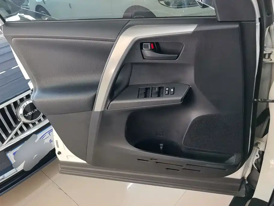 Toyota RAV4 — миниатюра 7