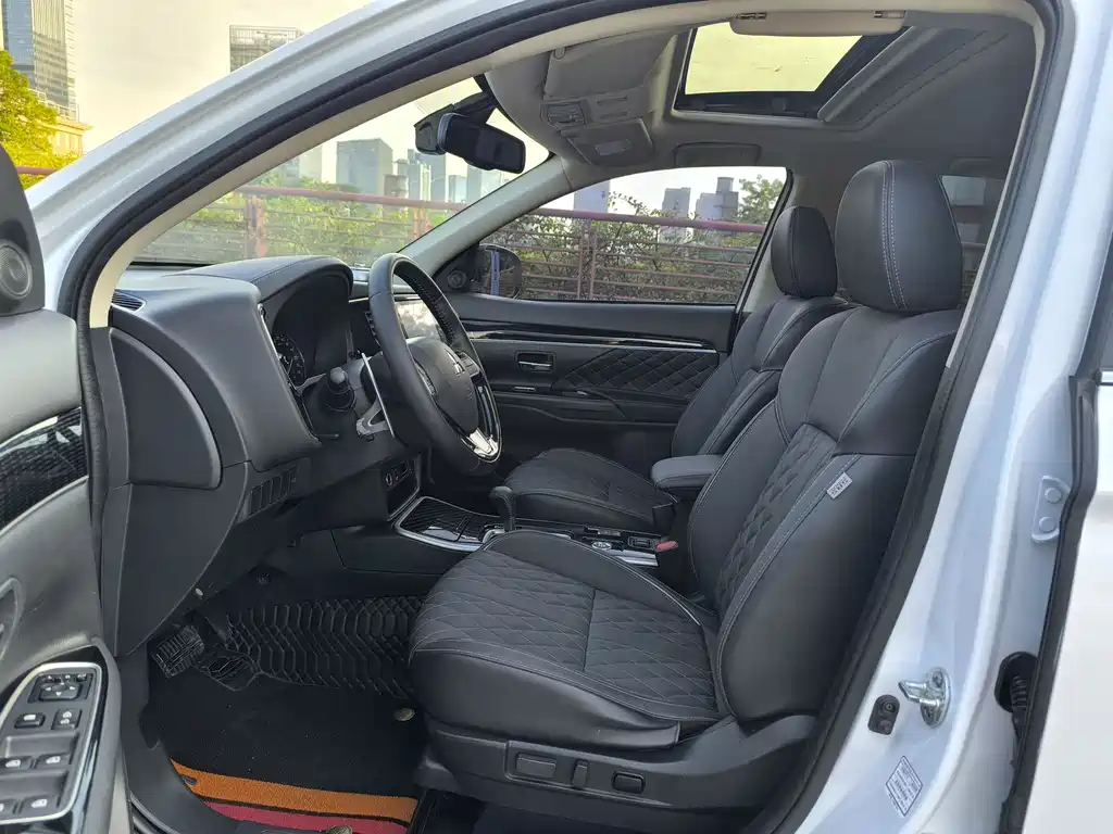 MITSUBISHI OUTLANDER