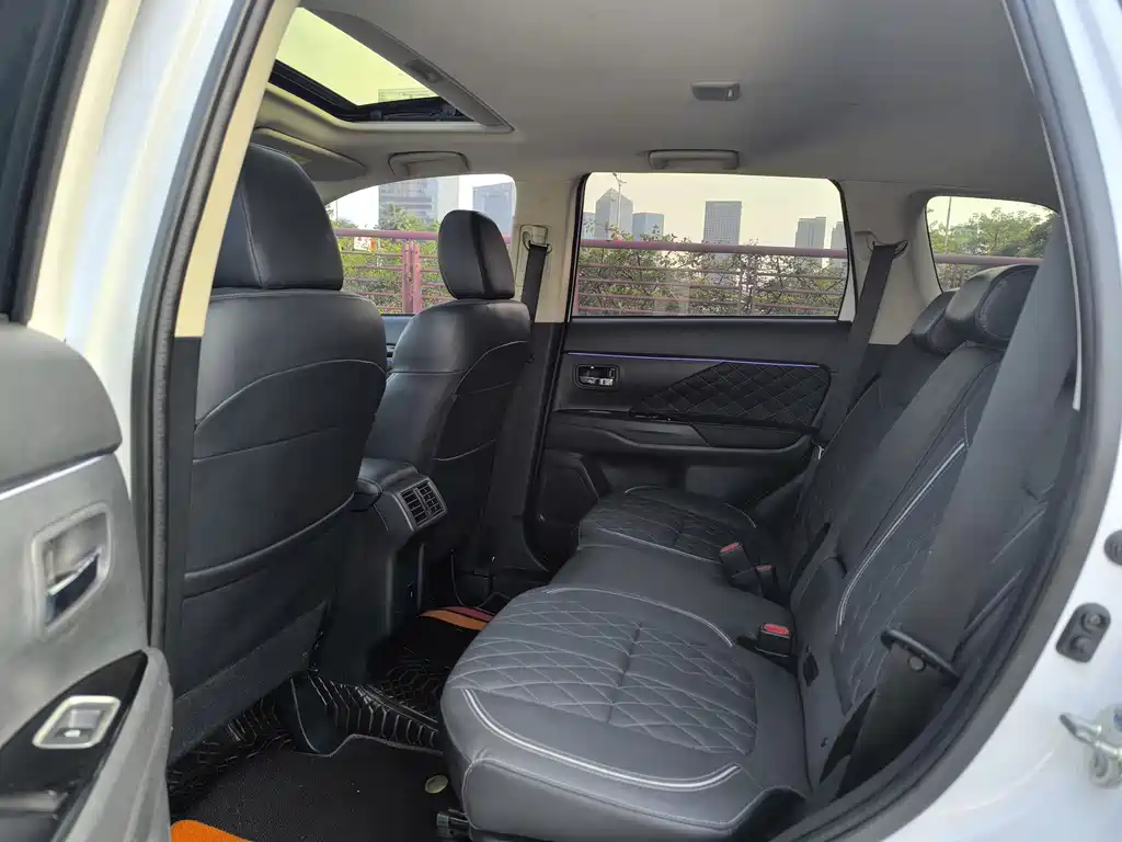 MITSUBISHI OUTLANDER