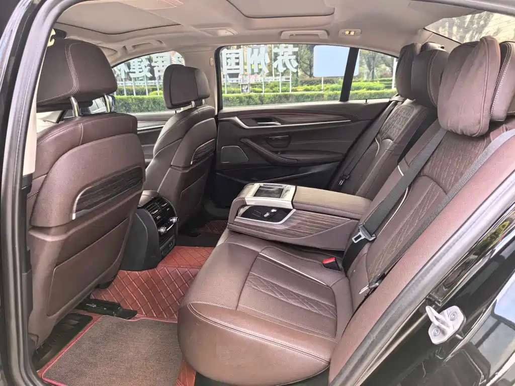 BMW 5 Series — миниатюра 7