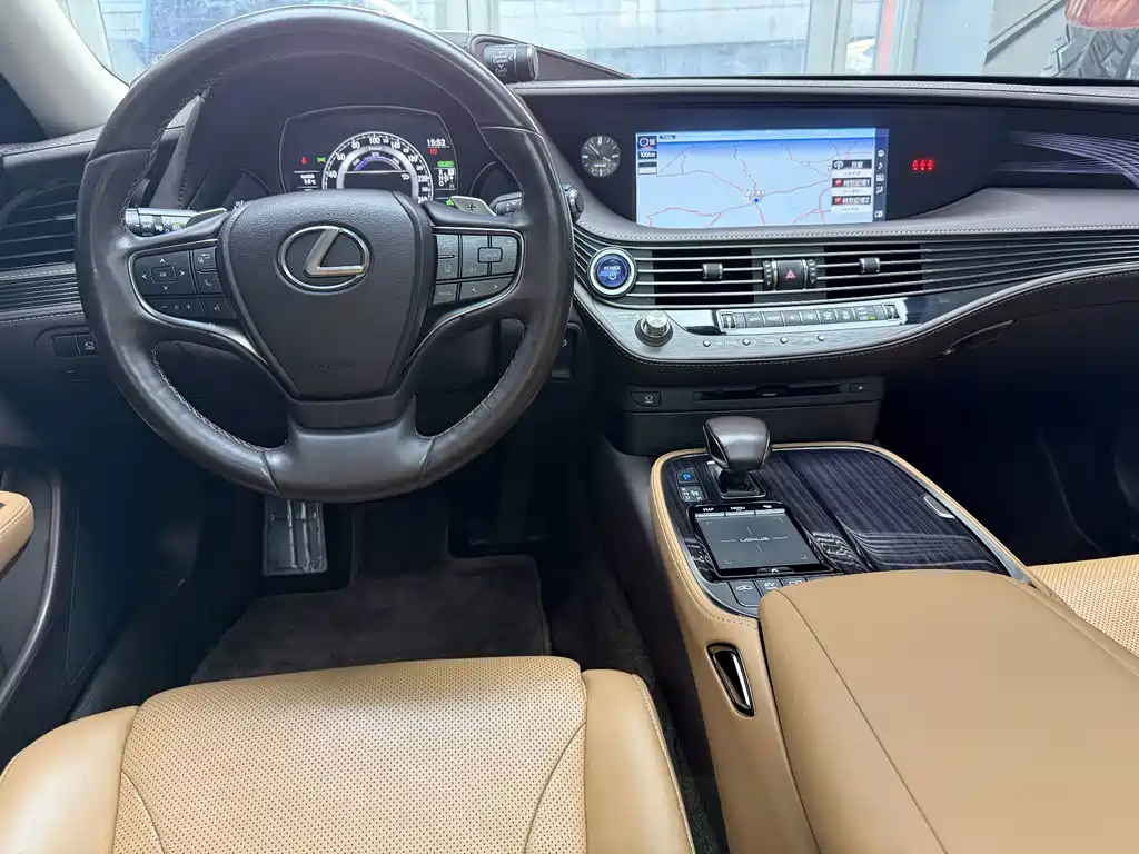 Lexus LS — миниатюра 8