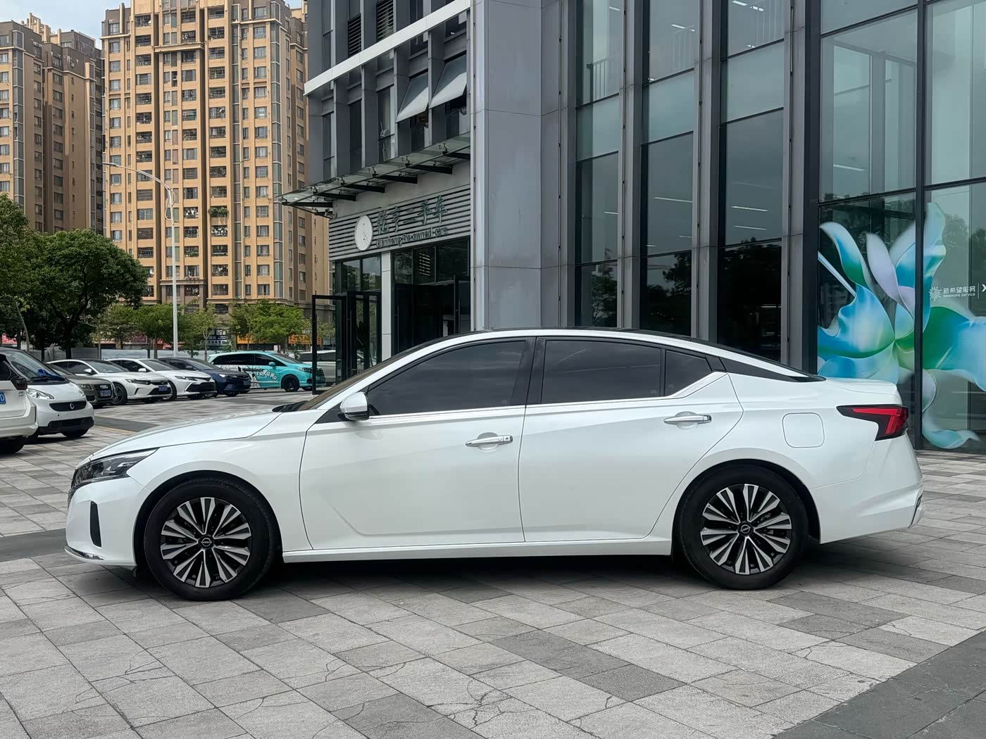 Nissan Teana 2.0 л 2024 г. Белый, пробег 7000 км