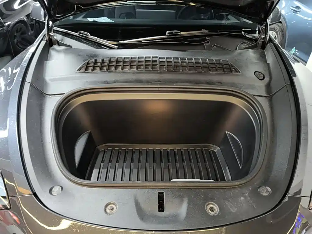 Tesla Model Y — миниатюра 20