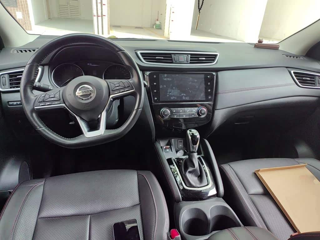 Nissan Qashqai 2.0 л 2021 г. Белый, пробег 23500 км
