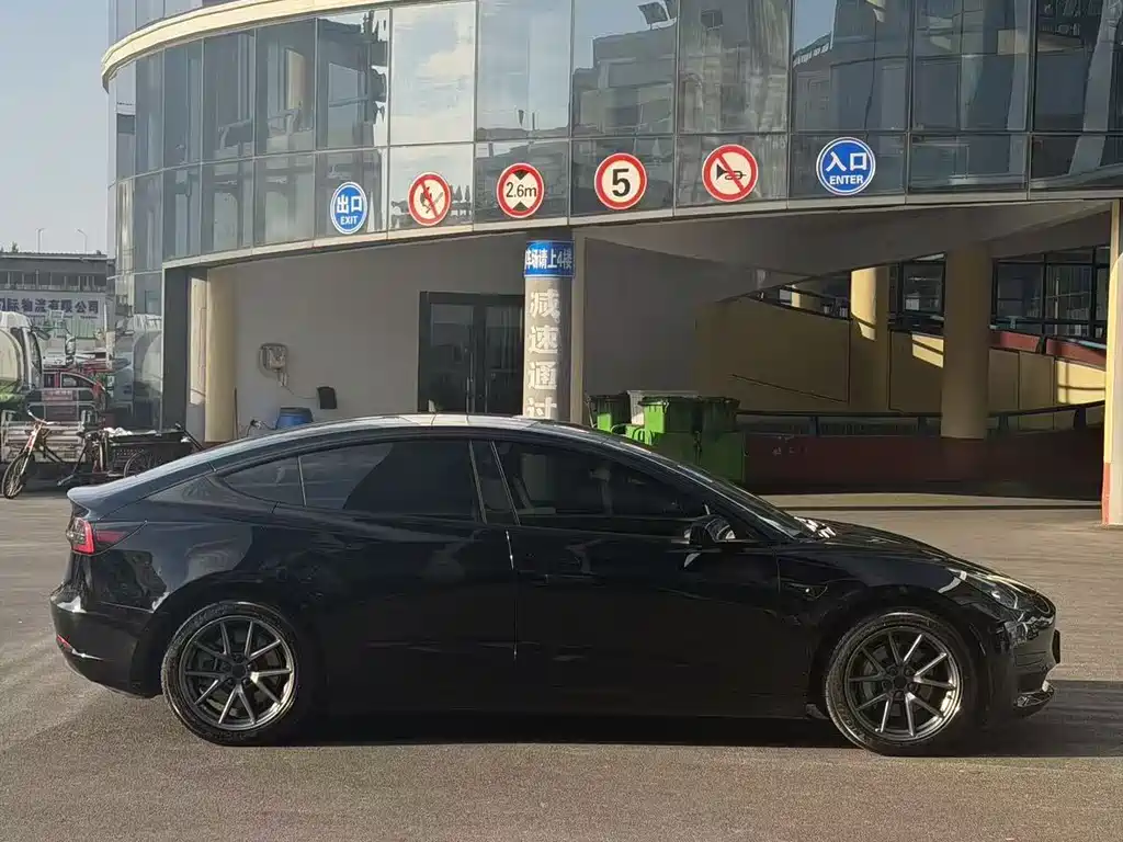 Tesla Model 3 — миниатюра 9