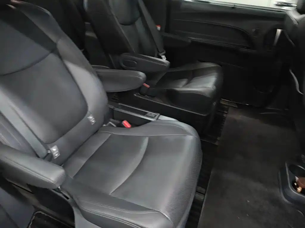 Toyota Granvia — миниатюра 17