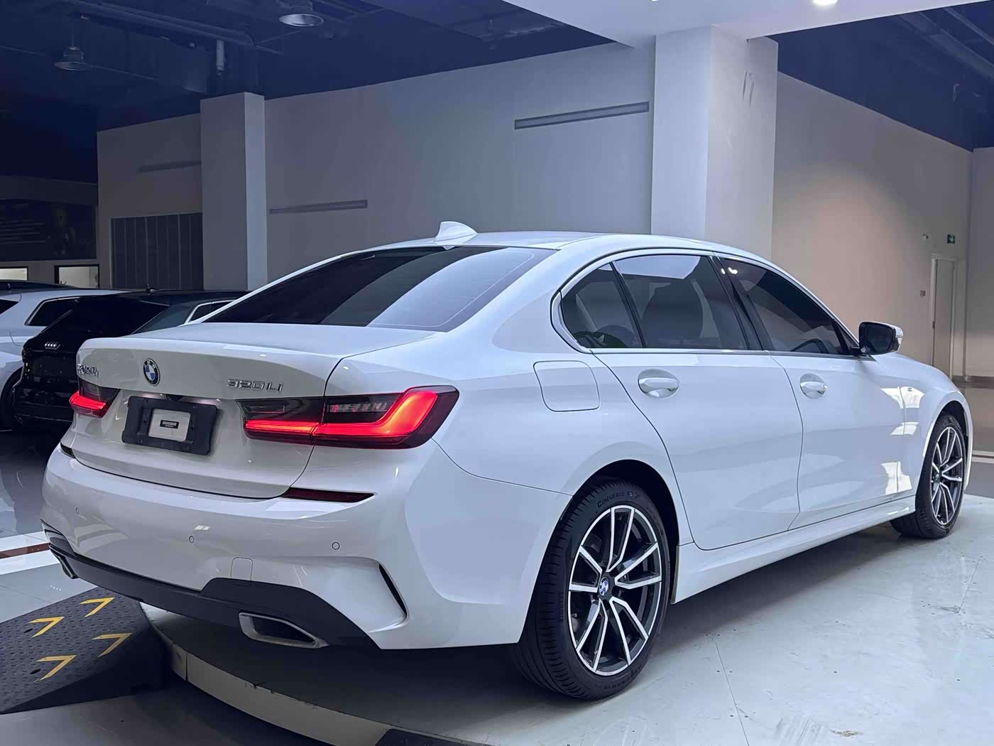 BMW 3 Series 2.0 л 2022 г. Белый, пробег 26100 км