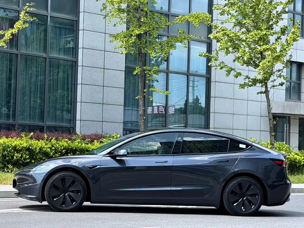 Tesla Model 3 — миниатюра 8