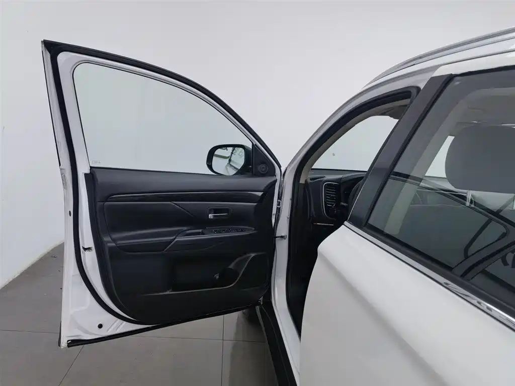 Mitsubishi Outlander 2016 2.4L Elite 5 мест