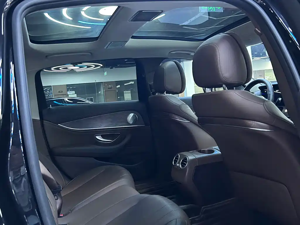 Mercedes-Benz E-Class — миниатюра 9