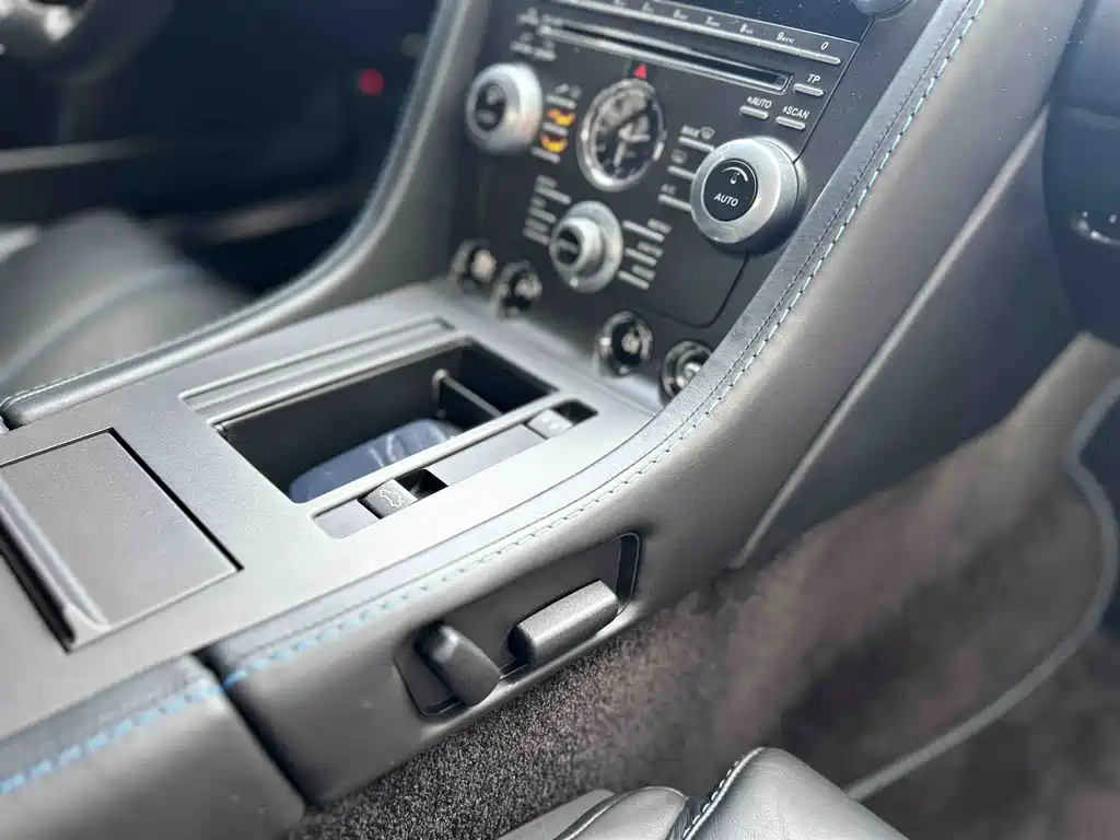 Aston Martin V8 Vantage — миниатюра 18