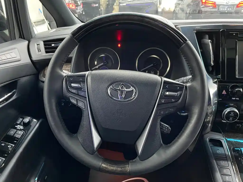 Toyota Alphard — миниатюра 10